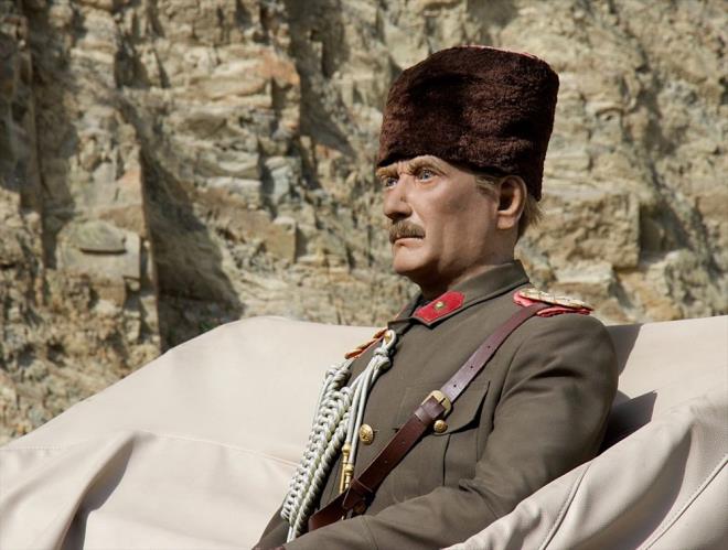 Atatürk, o gün yaşadıklarını şöyle anlatır:  <br>  "Bir an yalnız kaldım ve düşündüm. Bu dakikada düşmanların elinde idim. Bana her istediklerini yapamazlar mıydı? Beynimden bir şimşek geçti. Tutabilirler, sürebilirler, fakat öldürmek! Bunun için beni Karadeniz'in coşkun dalgaları arasında yakalamak lazımdır. Bu ihtimal mantıklı idi. Ancak benim için artık yakalanmak, tutuklanmak, sürülmek, düşüncelerimi yapmaktan alıkonmak hepsi ölmekle denk idi. Hemen karar verdim, otomobile atlayarak Galata rıhtımına geldim"