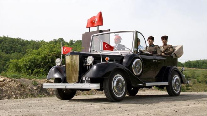 SAMSUN'A VARIŞ<br>    19 Mayıs 1919 Pazartesi günü Bandırma Vapuru Samsun sahiline demir atar. Mustafa Kemal ve arkadaşlarını, ilk olarak Havuzlu İsmail'in kullandığı sandalla Kurmay Binbaşı Mahmut Ekrem Bey karşılar.  <br>  Birinci Dünya Savaşı'nda Ruslar tarafından kentin bütün iskeleleri bombalanmış ancak bir tek kentte sigara üreten Fransızlara ait Reji İskelesi sağlam kalmıştır. Mustafa Kemal ve arkadaşları, Samsun'a ilk adımlarını, diğer adı Reji İskelesi olan Tütün İskelesi'nden atar.