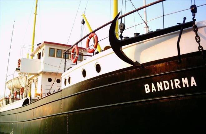 Büyük Önder, zihnindeki kurtuluş mücadelesi planlarıyla, Bandırma Vapuru ile İstanbul'dan yola çıkar. Bandırma Vapuru, Kız Kulesi önünde durdurulur. İtilaf devletleri askerleri vapurda denetim yaptıktan sonra Bandırma Vapuru yoluna devam eder. Mustafa Kemal, kaptan İsmail Hakkı Durusu'ya, sahile yakın bir rota çizmesini söyler.  <br>  Bandırma Vapuru, üç gün sonra Sinop'a varır. Mustafa Kemal Sinop'ta karaya çıkar. Samsun'a kara yoluyla gitmek için yolun durumunu ve araç sorar. Ancak ne yol ne araç vardır. Aldığı bu yanıtla Mustafa Kemal ve beraberindekiler tekrar vapura binerler.
