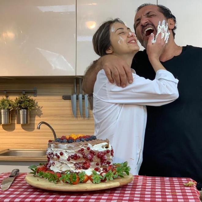 Bu sayılar bizi yanıltmasın. Yarın öbür gün sayılar artarsa tekrar mı iptal olacak ligler? Biz şimdi restorantlarda sosyal mesafeli masalar kurmayı düşünüyoruz. Sosyal mesafeli maçlar nasıl oynanacak? Deplasmana nasıl gidilecek? Burada sıkıntılar yaşanacak. Bir gol atılınca herkes birbirine sarılacak.