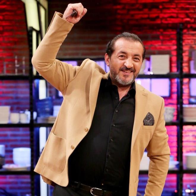 Futbolcuların sigara içmesi benim çok tuhafıma gitmiştir. Futbolcu ismi veremem, çok eskiden Bolu'da bir mola yerinde çalışıyordum. Futbolcular, sigara içmek için mutfağa geliyordu. Hocaları arka kapıdan çıkartıyorduk. Bu futbolcular, o dönemin en iyileriydi.