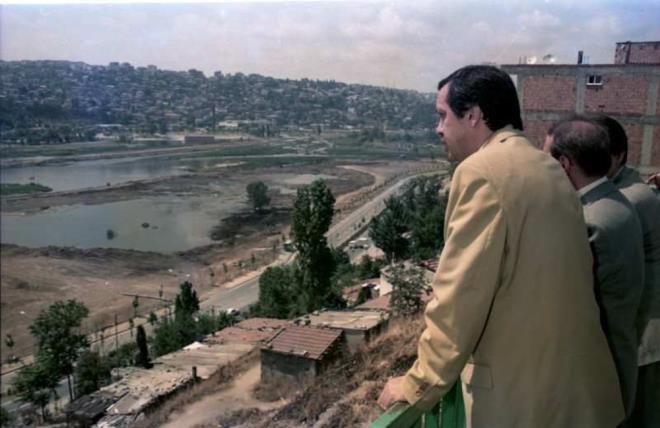 Erdoğan, paylaşımında, "Tıpkı 26 yıl önce bir bataklığa dönüşmüş olan Haliç'i tüm canlılar için masmavi, tertemiz bir yaşam alanına çevirdiğimiz gibi, ülkemizin dört bir yanında biyolojik çeşitliliği korumaya ve artırmaya devam edeceğiz" dedi.