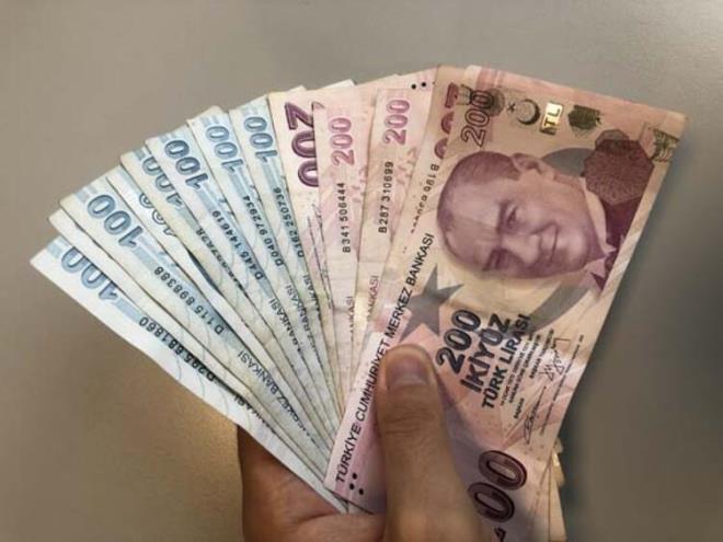 Merkez Bankası’nın faizleri indirmesiyle birlikte kredi faizleri düşüşe geçti. Faiz düşüşü avantajını kullanmak isteyen vatandaşlar ise bankalardan kredi talebinde bulunmaya başladı.