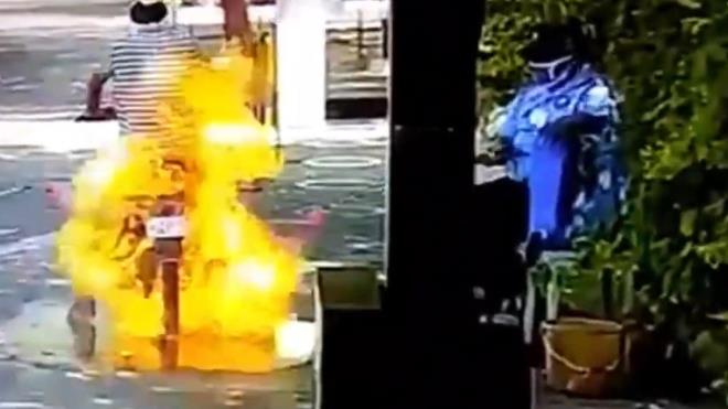 Motosikletin alev almasıyla panik olan sürücüye dezenfekte işlemi yapan görevliler ve çevredeki polis memurları müdahale etti.