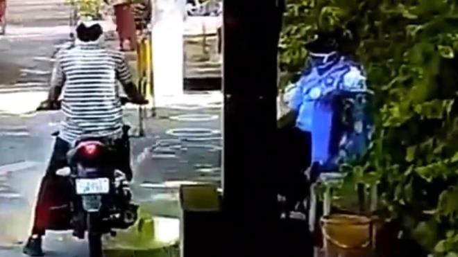 Hindistan’ın Gucarat eyaletindeki Ahmedabad kentindeki koronavirüs dezenfekte kontrol noktasında motorlu bir kişi, dezenfekte edilirken alev aldı.