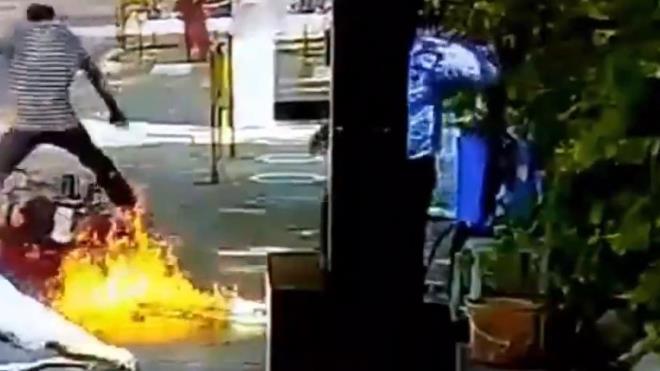 Görgü tanıklardan biri, olayla ilgili yaptığı açıklamada, "Başka bir işçi, daha fazla hasar görmesini önlemek için motosikleti hemen çekti. İşçilerden birinin bir yangın söndürücü kapmak için koştuğunu gördükten sonra gelip ateşe püskürtmeye başladı" dedi.