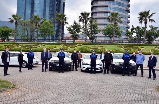 Bursa’nın daha sağlıklı ve yaşanılabilir bir kent olması için çevre yatırımlarına ağırlık veren, su, kanalizasyon, yağmur suyu hatları ve dere ıslah çalışmalarının yanında büyük ölçekli yeni yeşil alanları kente kazandıran Büyükşehir Belediyesi, diğer taraftan doğayı kirletici unsurlara karşı da yoğun bir mücadele veriyor. Özellikle dere kenarları ve verimli tarım alanlarına kaçak olarak dökülen hafriyatların önüne geçmek için Büyükşehir Belediyesi’nce il genelinde 28 adet hafriyat depolama sahası oluşturuldu. Hafriyat atıklarını kontrollü döküm sahalarına getirenlerden ton başına 5,50 TL ücret alınırken, bu kadar az parayı ödememek için kaçak dökümle çevre katliamına yok açanlar da hem havadan hem de karadan takip altına alınıyor. UKOME kararıyla hafriyat taşıyan araçlara, uydu araç takip sistemine uyumlu, damper hareketlerine duyarlı GPS cihazı taktırılması zorunluluğu getirilirken, bugüne kadar bine yakın kamyon GPS’le takibe alındı. 2019 yılında gerek uydu takibi gerekse saha denetimlerinde kaçak olarak hafriyat dökümü yaptığı tespit edilen 21 şahıs ve 17 firmaya toplam 5 milyon 259 bin 502 TL idari para cezası uygulandı. Büyükşehir Belediyesi Çevre Koruma ve Kontrol Dairesi Başkanlığı tarafından denetimlerde bu yılın ilk 5 ayında ise 10 kişi ve kuruma toplam 2 milyon 348 bin 952 TL para cezası uygulandı.