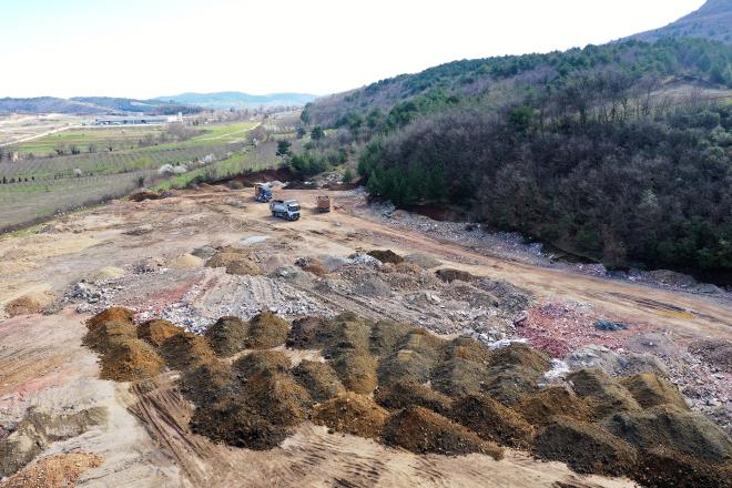 Denetimde güç birliği  <br>  Bugüne kadar Çevre Koruma ve Kontrol Dairesi Başkanlığı’nca yürütülen denetimlerde yeni bir döneme geçildi. Çevre katliamıyla etkin bir mücadele hedefiyle denetim noktasında Çevre Koruma ve Kontrol Dairesi, Zabıta Dairesi ve Burkent şirketi arasında güç birliği sağlandı. Her 3 birimin katılımıyla oluşturulan ekipler, haftanın 7 günü boyunca kesintisiz bir şekilde denetim yapacak. Denetimlerde, Taşıma İzin Belgesi olmayan hafriyat kamyonları ile izinsiz alanlara yapılan kaçak hafriyat dökümleri tespit edilerek çevre kirliliğine sebebiyet veren kişilere 88 bin 499 TL, şirket ve kuruluşlara ise 265 bin 497 TL para cezası uygulanacak.