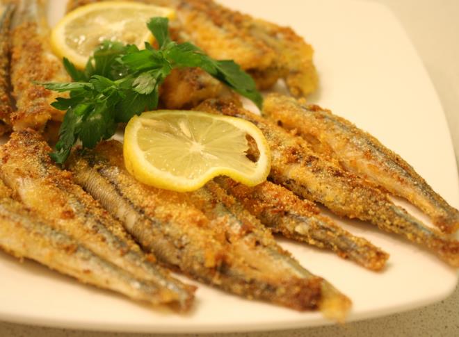 BALIK:    Birçok balık, omega-3 yağ asitlerinin zengin kaynaklarıdır. Yağlı balıklar, bağırsaklarında ve vücut dokularında yağ bulunan balıklardır. Bu nedenle onları tüketmek daha yüksek seviyelerde omega-3 bakımından zengin balık yağı sunar. En yararlı omega-3 seviyelerini içeren balıklar tuna, somon, alabalık, orkinos, sardalye ve hamsidir.
