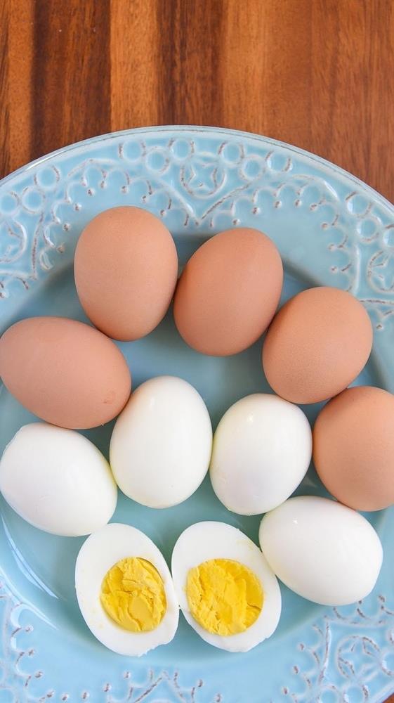 YUMURTA:    Yumurta mükemmel bir protein, omega 3, lutein ve E vitamini kaynağıdır. Doğada serbest gezen tavuklar, doğru miktarda lutein ve zeaksantin içerdiği bilinen en iyi yumurta kaynağıdır.