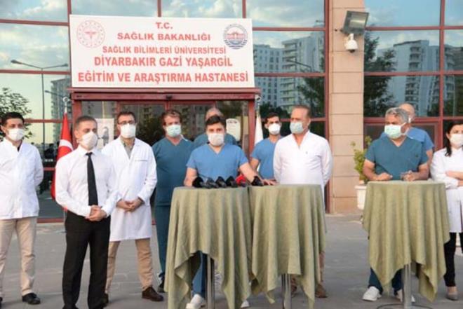 Diyarbakır İl Sağlık Müdürü Cihan Tekin, Diyarbakır Gazi Yaşargil Eğitim ve Araştırma Hastanesi Başhekimi Doç. Dr. Erkan Baysal ve Gazi Üniversitesi Kalp Damar Cerrahı Prof. Dr. Hikmet Selçuk Gedik ile düzenlediği basın toplantısında Türk Işın Tedavisi Yönteminin Prof. Dr. Gedik koordinasyonunda yeni koronavirüs (Kovid,19) tanısıyla yatan 46 yaşında erkek hastaya uygulandığını söyledi.