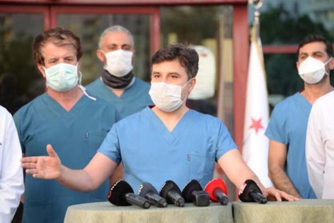 Test sonuçları pozitif olan ve yoğun bakımda yatan bir hastada yaptıkları uygulamanın neticelerini aldıklarını bildiren Tekin, şöyle devam etti:"Kovid pozitif olarak görünen bir hastamızın negatife döndüğünü müjdesini buradan hem Diyarbakır'a hem Türkiye'mize hem de tüm dünyaya duyurmak Diyarbakır adına hakikaten gurur verici bir tablo. Tabi Diyarbakır özellikle bölge illeri açısından gerçekten önem taşıyan bir il konumunda.