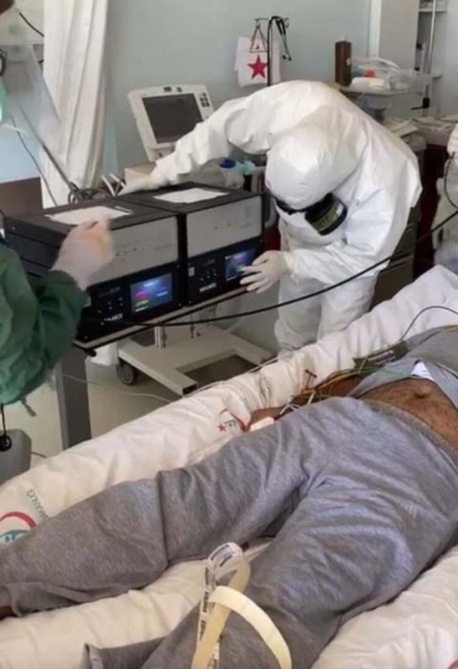 Başhekim Baysal da hastanın acil servise ateş, öksürük ve nefes darlığı şikayetiyle başvurduğunu, hastanın yapılan tetkiklerinde ağır pnömoni teşhisi koyduklarını söyledi.