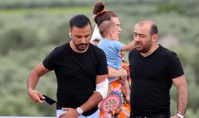 "Biz ölümden döndük ve şükrediyoruz halimize...Evet araç önemli, evet araç sağlammış ama bunu bile dalga konusu yaparak tweetler atmanızda sizin insanlığınız olsun!"