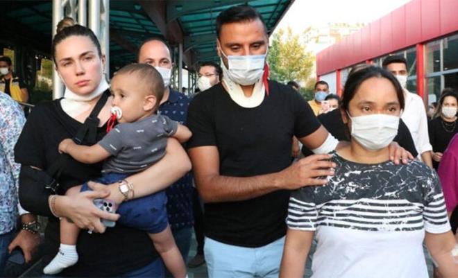 HEP YANINDA OLACAĞIZ<br>  Alişan, kazada oğlu Burak'ın zarar görmemesi için üzerine kapaklanan Vietnamlı bakıcısı Marianne Villamer Candayan ile ilgili "Belki de oğlum Burak'ın hayatını bakıcımız kurtardı. O bizim canımız. Onun da boynunda ufak bir kas yırtığı var" demişti. Ünlü şarkıcı, Vietnamlı Marianne Villamer Candayan'ın artık aileden biri olduğunu belirterek " "Ömrümüzün sonuna kadar o da istediği süreçte hep bizimle olacak. Maddi ve manevi olarak yanında olacağız" dedi.  <br>  ARACINI 1 MİLYON 250 BİN TL'YE SATIŞA ÇIKARMIŞ  <br>Alişan'ın kaza geçirdiği aracını 1 hafta önce 1 milyon 250 bin TL'ye satışa çıkardığı ortaya açıktı. Aracı için 1 milyon 100 bin TL verilen şarkıcı, teklifi reddetti.