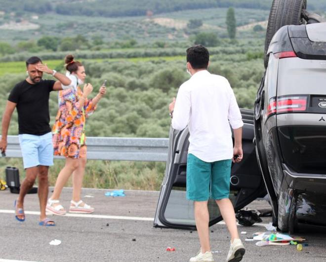 Kazayı yara almadan atlatan ünlü çift, muhabirlerle sohbet etti. Alişan, “Hâlâ şoktayız. Şimdi aracın yanından geliyoruz. Sakin kafayla araca bir daha baktım, gerçekten o araçtan nasıl sağ çıktık, bilemiyorum” dedi. Alişan da kaskodan para aldığı iddiaları için “Daha kazanın, eksiklerin raporu bile çıkmadı” dedi.