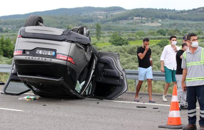 Alişan ve Buse Varol o paylaşımlara isyan etti! 'Bu kötü olayda bile...'  <br>  Alişan, geçtiğimiz hafta Manisa yolunda kaza geçirmiş; takla atan araçtan eşi, oğlu ve oğlunun bakıcısı yara almadan kurtulmuştu. Sosyal medya hesabından kazayı anlatan ünlü şarkıcı, bu kötü olayla bile dalga geçenlere isyan etti. Alişan, kazada oğlunun üzerine kapaklanarak yara almasını önleyen Vietnamlı bakıcıya da minnet duyduğunu belirtti.