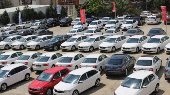 "PİYASADA YETERİNCE İKİNCİ EL ARAÇ DA YOK"<br>    İkinci el araçta fiyatların yükselmesinin başka bir nedeninin de piyasada yeterince ikinci el araç bulunmaması olduğuna işaret eden Şahsuvaroğlu, şunları kaydetti:  <br>  "Bunun da altında yatan neden, operasyonel kiralama firmaları son 2 senedir araç havuzlarını büyütemediler. 2 senedir ellerindeki araçları kullanıyorlar. Normalde onlar araçlarını yenilerdi ve piyasada yoğun bir ikinci el de olurdu. Yani piyasada ikinci el aracın olmamasının sebebi sadece sıfır aracın bulunurluğunun az olması değil, aynı zamanda ikinci el havuzunu büyüten operasyonel kiralama firmalarının da son 2 senedir araç parklarını istedikleri oranda büyütememeleridir. Dolayısıyla ikinci el araç fiyatlarının yükselmesindeki nedenlerden de biridir."