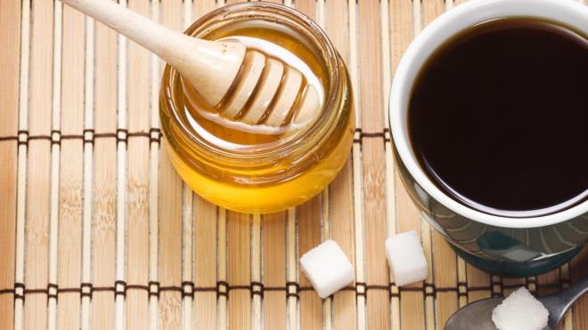 Balın osmolaritesinin yüksek olması, tatlı besinlerin tabii olarak tükürük refleksini uyarması ve böylece havayollarında fazla mukus salgılanması muko-siliyer klirensi düzelterek de öksürüğü teskin edebilir.