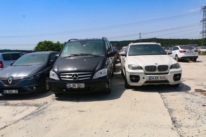 İstanbul’da çeşitli sebeplerden dolayı trafikten çekilen araçlar yediemin otoparkına alınıyor. Araç sahipleri yıllar içerisinde biriken borçlar yüzünden araçlarını otoparktan teslim almayarak adeta çürümeye terk etti. Yediemin otoparkında yüzlerce aracın üst üste konularak çürümüş halinin havadan çekilen görüntüsü adeta Hollywood filmlerinin sahnelerini anımsattı. Depoda envai çeşit lüks araçlar yer alıyor..