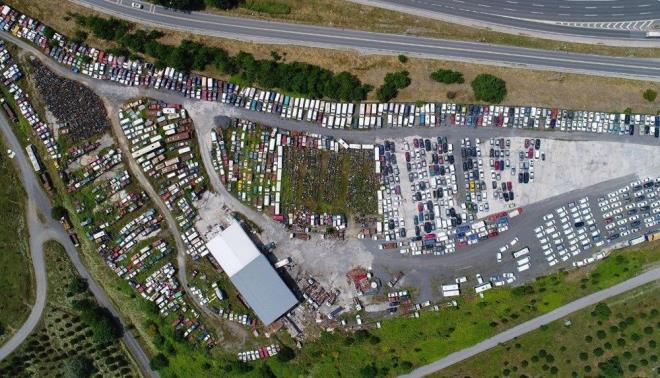 Otopark içinde eski lüks limuzinlerden, son model spor arabalara kadar birçok çeşitte servet değerinde araçlar dikkat çekti.Uzun yıllar otoparkta kaderlerine terk edilen araçların çürüdüğü ve birçoğunun üzerinde plaka olmadığı için tanınmayacak hale geldiği görüldü.