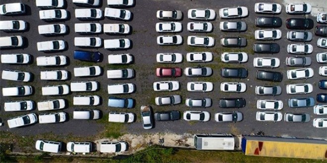 Servet değerindeki otomobiller böyle çürümeye terk edildi