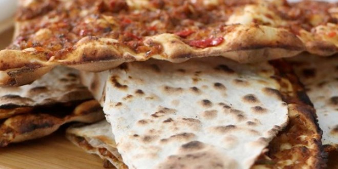 Lahmacun sarımsaklı mı olur soğanlı mı?