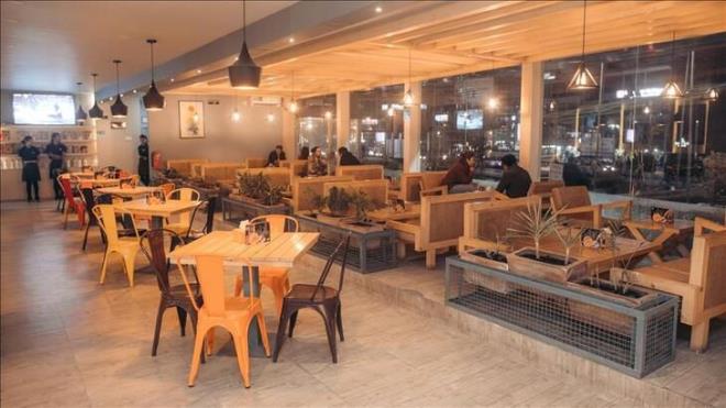 Kapalı restoranda yemek yemek -7