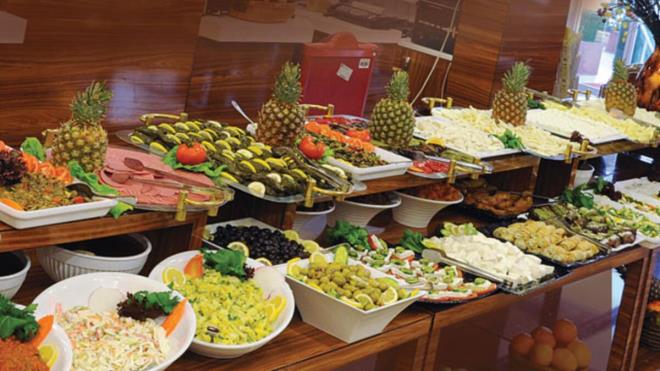 Açık büfeden yemek yemek -8