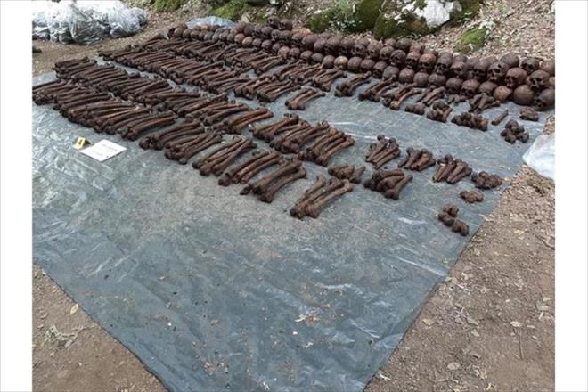 Çalışmalarda en az 814 kişinin kemik kalıntılarının tespit edildiği ifade edilen açıklamada, kalıntıların İkinci Dünya Savaşı'na işaret ettiği kaydedildi.