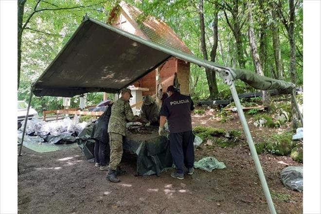 Bölgedeki kazı çalışmalarının süreceğine işaret edilen açıklamada, kemik kalıntılarının ise başkent Zagreb'deki Adli Tıp Merkezine götürüleceği aktarıldı.