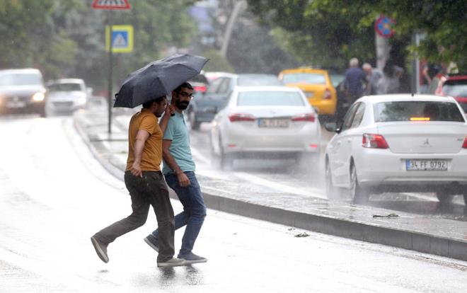 Son raporlara göre, ülkenin kuzeydoğu kesimlerinde hava parçalı ve yer yer çok bulutlu olacak.      Doğu Anadolu'nun kuzeydoğusu, Trabzon, Rize, Ardahan ve Artvin çevreleri ile Giresun'un iç kesimlerinde yarın akşam saatlerine kadar yerel olmak üzere sağanak ve gök gürültülü sağanak tahmin ediliyor.