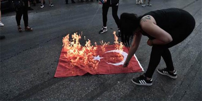 Skandal görüntüler! Türk Bayrağı'nı yaktılar