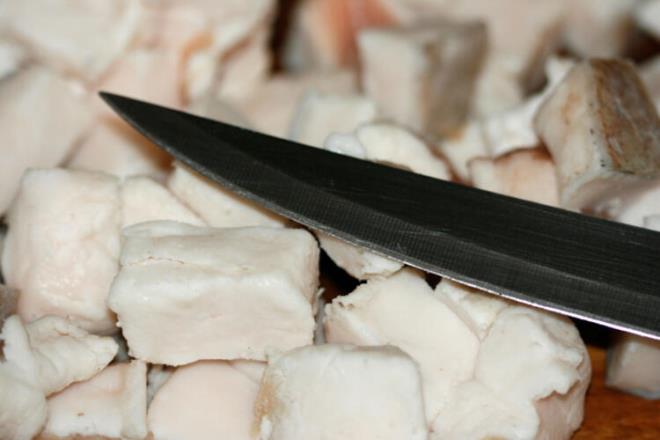 Ete kuyruk yağı ekleyenler dikkat!<br>  Etin ateşe yakın olması B1, B12, folik asit gibi vitaminlerin kaybolmasına neden olmaktadır. Kurban bayramının geleneksel yemeği haline gelen kavurmanın içine tereyağı veya kuyruk/iç yağı eklemeden, kendi suyunda, kısık ateşte pişirme yapılmalıdır. Ayrıca, pişirirken içerisine kuyruk yağı ve iç yağ eklemek yapılan hatalardan biri olmaktadır.