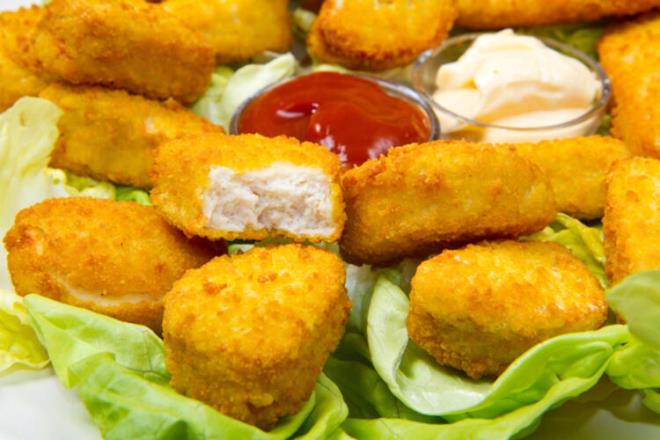 Tavuk nugget: Nugget’ı ısırdığınızda eğer lif lif ayrılıyorsa bir nebze şanslısınız demektedir. Çünkü göğüsten yapılmış olma ihtimali var. Fakat genellikle; tavuğun hangi kısımları ve içerisine ne katıldığı belli olmayan yumuşak bir püreden oluşur. Bir de üstüne üstlük genetiği ile oynanıp hiç yanmadan saatlerce içerişinde kızartma yapılabilen yağda pişmesi sağlıksız olmasının üstüne tuz biber olmaktadır.