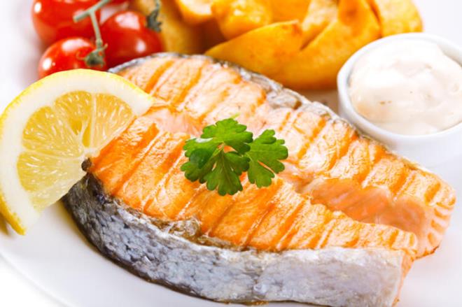Kızartma, börek ve poğaça gibi glisemik indeksi yüksek beyaz un ve yağ içeren besinlerden uzak durmamız doğal beslenme için yeterlidir. Fındık, fıstık, badem, çiğ badem hem çocuklarınız ve sizin için gayet uygun atıştırmalıklardır. Haftada 2 ya da 3 gün çocuklarınıza balık yedirin. Eğer balık yemiyorlar ise ceviz ile vücuttaki Omega 3 eksiğini tamamlayabilirsiniz.