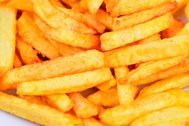 Patates kızartması: Patates kızartmaları, yüksek sıcaklıktaki yağlarda kızardığı için içerisinde “akrilamid” adı verilen bir madde oluşuyor. Bu madde çok uzun sürelerde tüketildiğinde çok önemli zararları bulunuyor. Özellikle, gelişim çağındaki çocukların ve hamilelerin patates kızartmasını az tüketmesinde fayda vardır. Ayrıca, patates kızartmasının glisemik indeksi yüksektir ve kızartıldığı bayat yağlar itibariyle, uzak durmamız gereken yiyecekler arasında yerini almaktadır.