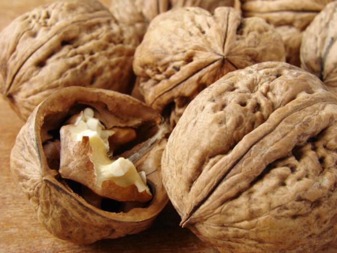 Hazır gıdalardan uzak tutun, onların yerine…    <br>Bu besinlere baktığımızda çoğunun ortak özelliği sanayileştirilmiş ve doğal olmayan, hazır besinlerden oluşmalarıdır. Dışarıdan mümkün olduğunca hem kendiniz yemek yemeyin hem de çocuğunuza yedirmeyin. Hazır ve paketli gıdalardan uzak durun. Çocuklarınızın daha sağlıklı olmaları ve bilişsel aktivitelerinin gelişmesi için beslenmelerine dikkat edin.