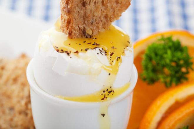 Ailece yaptığınız kahvaltıları karbonhidratlardan ziyade protein ağırlıklı hazırlayın. Günümüzde waffle, pankek gibi şeyler ile beslenme, kahvaltıda çok fazla portakal suyu, kahve ve çay gibi şeyler tüketme durumu söz konusu olabiliyor. Biz bunları kesinlikle istemiyoruz. Yani; bir yumurta ya da peynir yanında mevsimine uygun yeşillikler domates, salatalık ve tam buğday ekmeği tüm bireyler için yeterli ve doyurucu olacaktır.