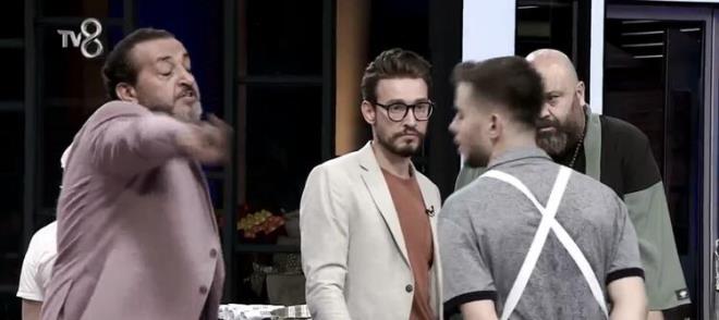 '2 dakikada bir mazeret sunuyorsun. Dışarı çık! Hemen dışarı çık!' diyen Mehmet Yalçınkaya, Furkan'ı stüdyodan kovdu.