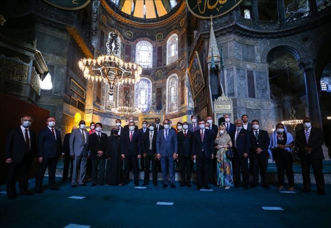 Cumhurbaşkanlığı Sözcüsü İbrahim Kalın, Türkiye'de görev yapan büyükelçilerle Ayasofya-i Kebir Cami-i Şerifi'ne ziyarette bulundu. Cumhurbaşkanlığı Sözcüsü Kalın, Ayasofya-i Kebir Cami-i Şerifi'nin avlusunda büyükelçileri karşılayarak, bir süre sohbet etti. Kalın Ayasofya'ya ilişkin bilgi verdikten sonra büyükelçilerle birlikte camiye girdi. Cumhurbaşkanlığı Sözcüsü Kalın ve büyükelçiler, caminin içinde aile fotoğrafı çektird