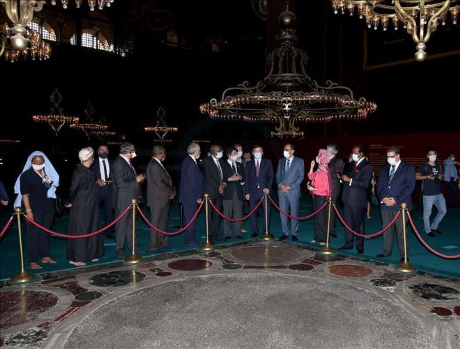 Cumhurbaşkanlığı Sözcüsü İbrahim Kalın, Türkiye'de görev yapan büyükelçilerle Ayasofya-i Kebir Cami-i Şerifi'ne ziyarette bulundu. Cumhurbaşkanlığı Sözcüsü İbrahim Kalın (ortada), ziyaretin ardından basın mensuplarına açıklama yaptı.