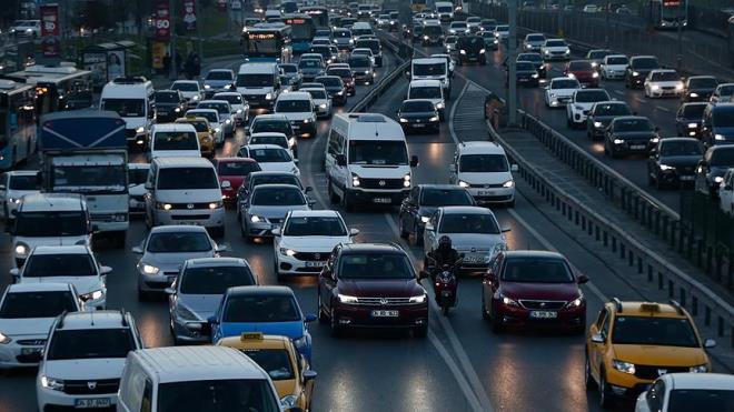 Açıklanan karlarla beraber trafik sigortası ve kaskoda birçok şirket indirime gitmeye başladı." dedi.