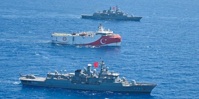 Oruç Reis'i koruma görevi kararlılıkla sürüyor