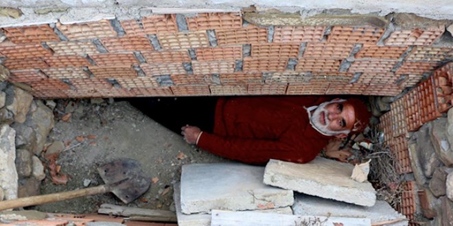 Kendi kazdığı mezarına defnedildi