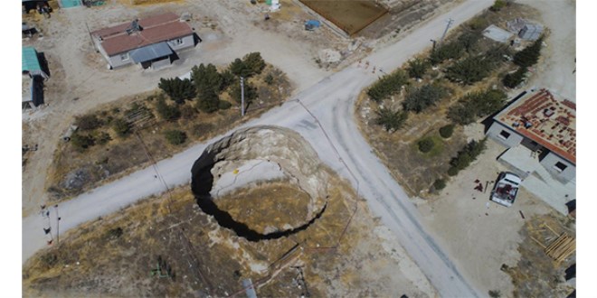 Obruklar evlere yaklaştı mahalleli tedirgin