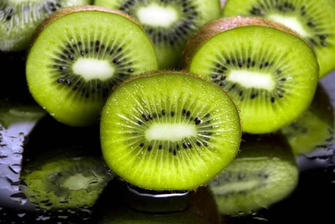 Yani uzun süre depolama yapılması, uzun ve yanlış pişirme yöntemleri büyük C vitamini kayıplarına yol açmaktadır. Bu nedenle yeterli aldığınızı düşünüyorsanız dışarıdan takviye olarak da alabilirsiniz. Fazlası depolanmamakla birlikte 2000 miligramdan fazla alınması da böbrek taşı oluşumu gibi sorunlara neden olabilmektedir. Ana ve ara öğünlerinizde mutlaka meyve ve sebzeye yeteri kadar yer verin."