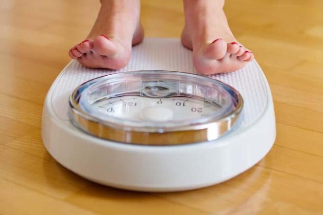 Fazladan 2-3 kilo kabusunuz olmasın<br>  Kötü beslenmenin vücudun bağışıklık fonksiyonunu tehlikeye atarak enfekte olma riskini artıracağını işaret eden Yıldırım, “Özellikle bu dönemde aldığınız fazladan 2-3 kilo, sağlığınızı kötü etkileyip bağışıklığınızı düşürebilir. Bu nedenle şu yoğun stresli günlerde kendinizi daha çok yemeye verip kilo almamalısınız.