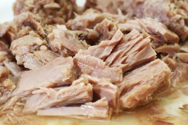 D vitamini bağışıklık üzerinde etkili<br>  D vitaminin önemine de dikkat çeken Yıldırım, "Doğrudan güneş ışığından, süt ve süt ürünlerinden ve bazı balık çeşitlerinden (sardalye ve uskumru) alabileceğimiz yağda çözünen bir vitamindir. Yapılan çalışmalarda D vitamininin bağışıklığı iyileştirdiği gösterilmiştir. Yüksek kaliteli bir D vitamini takviyesi, bağışıklık sistemlerini güçlendirmek isteyenler için yararlı olabilir" dedi.