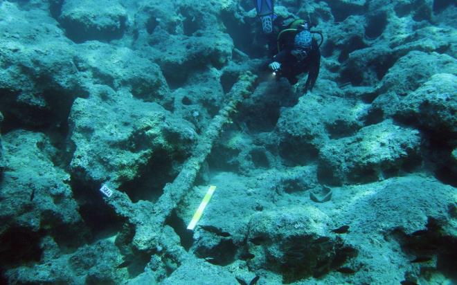 2020 yılı su altı araştırmalarında Osmanlı batığının yanı sıra yine o dönemde savaş filosunun yanaştığı emniyetli doğal liman da belgelediklerini vurgulayan Öniz, “Bu bölgede denizin 25-50 metre derinliklerinde gemi çapaları bulduk. Ayrıca bakır kazanlar belgeledik. Bu kazanların, gemilerin denizdeyken bakımlarının yapılmasında kullanılan ziftleme kazanları olduğunu düşünüyoruz. Osmanlı döneminde gemiler denizdeyken sağa ya da sola yatırılıp kuruduktan sonra ziftleme yapılıyormuş. Yaptığımız bu çalışmalarda, Osmanlı savaş filolarının denizde her an mobil vaziyette beklediğini anladık." ifadelerini belirtti.